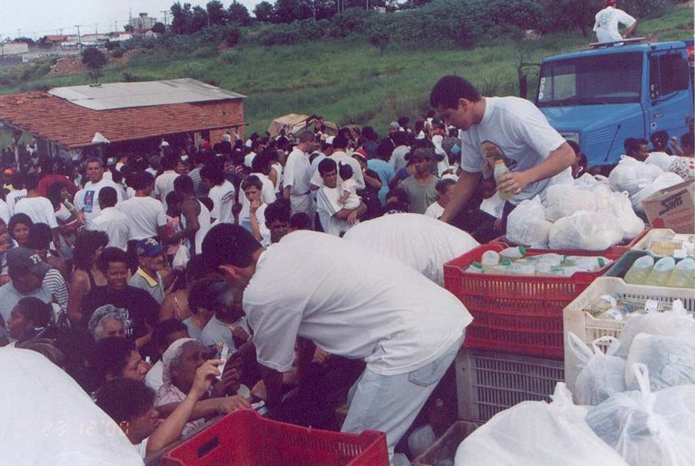 Foto de distribuição de cestas pela AMIC