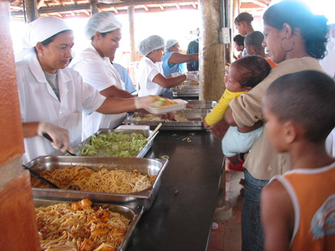 Foto de distribuição de cestas pela AMIC